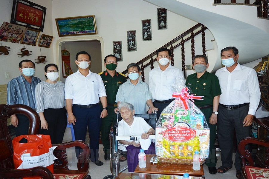 CEO Nguyễn Hoàng Duy Phương thăm và tặng quà cho mẹ Việt Nam anh hùng